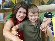 Nicola Tiggeler mit Sohn Nelsonbeim jogilis Sommerfest 2007 (Foto: Veranstalter)